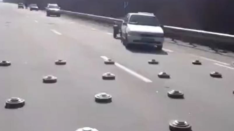 Ausschnitt aus dem auf Twitter kursierenden Video: Die ukrainische Armee bestätigt, dass die russische Armee bei Kiew Minenfelder hinterlassen hat.