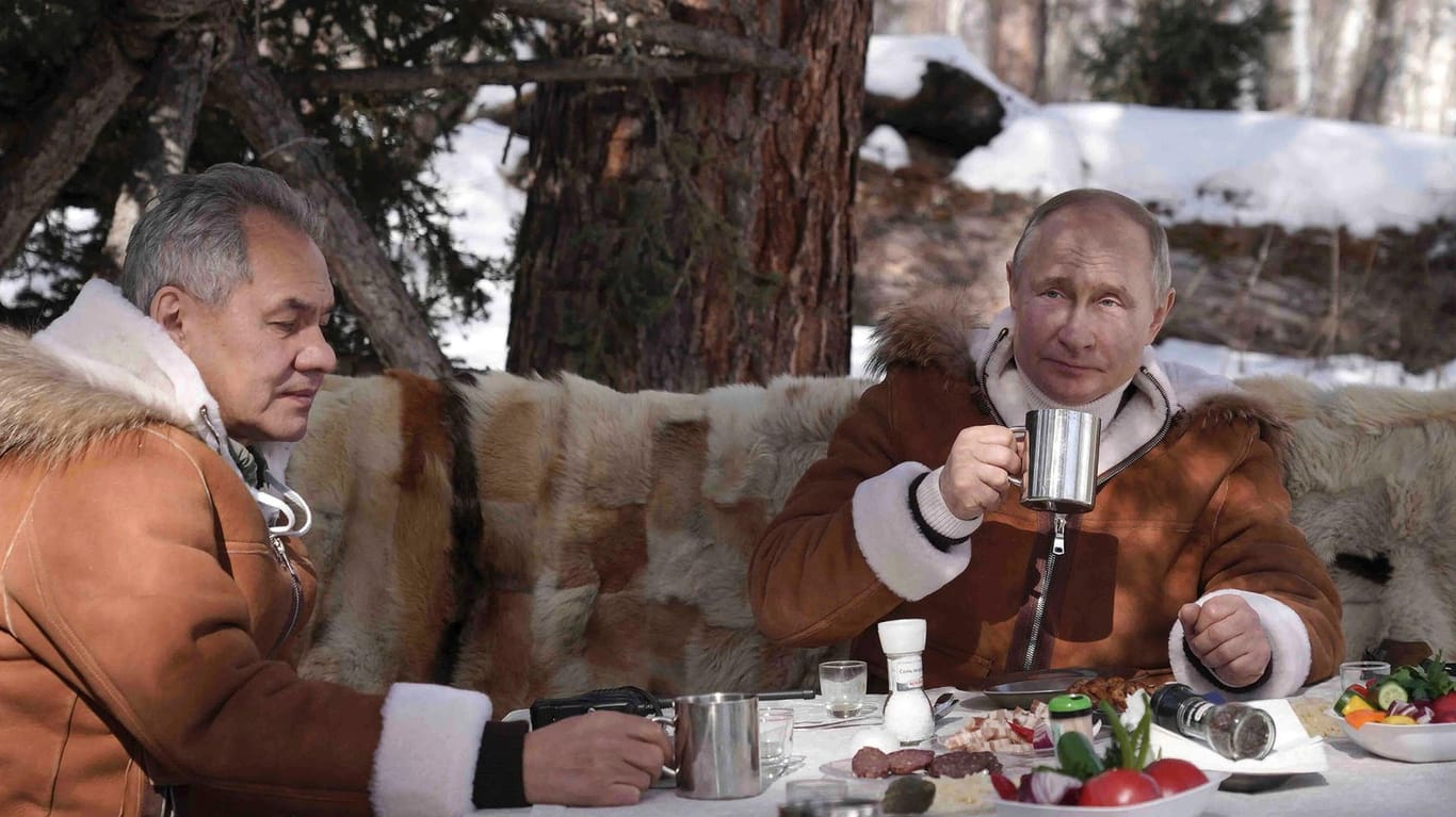 Gemeinsame Mittagspause: Schoigu und Putin während eines Wochenendtrips im sibirischen Wald im März 2021.