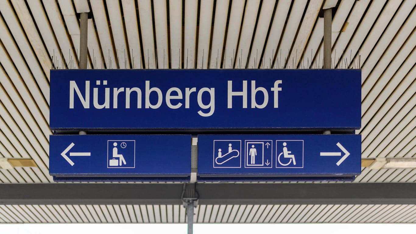 Schild am Hauptbahnhof (Symbolbild): Nürnbergs Nahverkehr gerät bei der Umsetzung von kostengünstigen Monatstickets ins Stocken.
