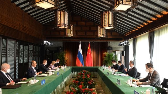 Bei einem Treffen in China vereinbarten der russische Außenminister Sergej Lawrow und sein chinesischer Kollege Wang Yi den Ausbau einer strategischen Partnerschaft in einer "schwierigen internationalen Situation". Bei einem Treffen in China vereinbarten der russische Außenminister Sergej Lawrow und sein chinesischer Kollege Wang Yi den Ausbau einer strategischen Partnerschaft in einer "schwierigen internationalen Situation".