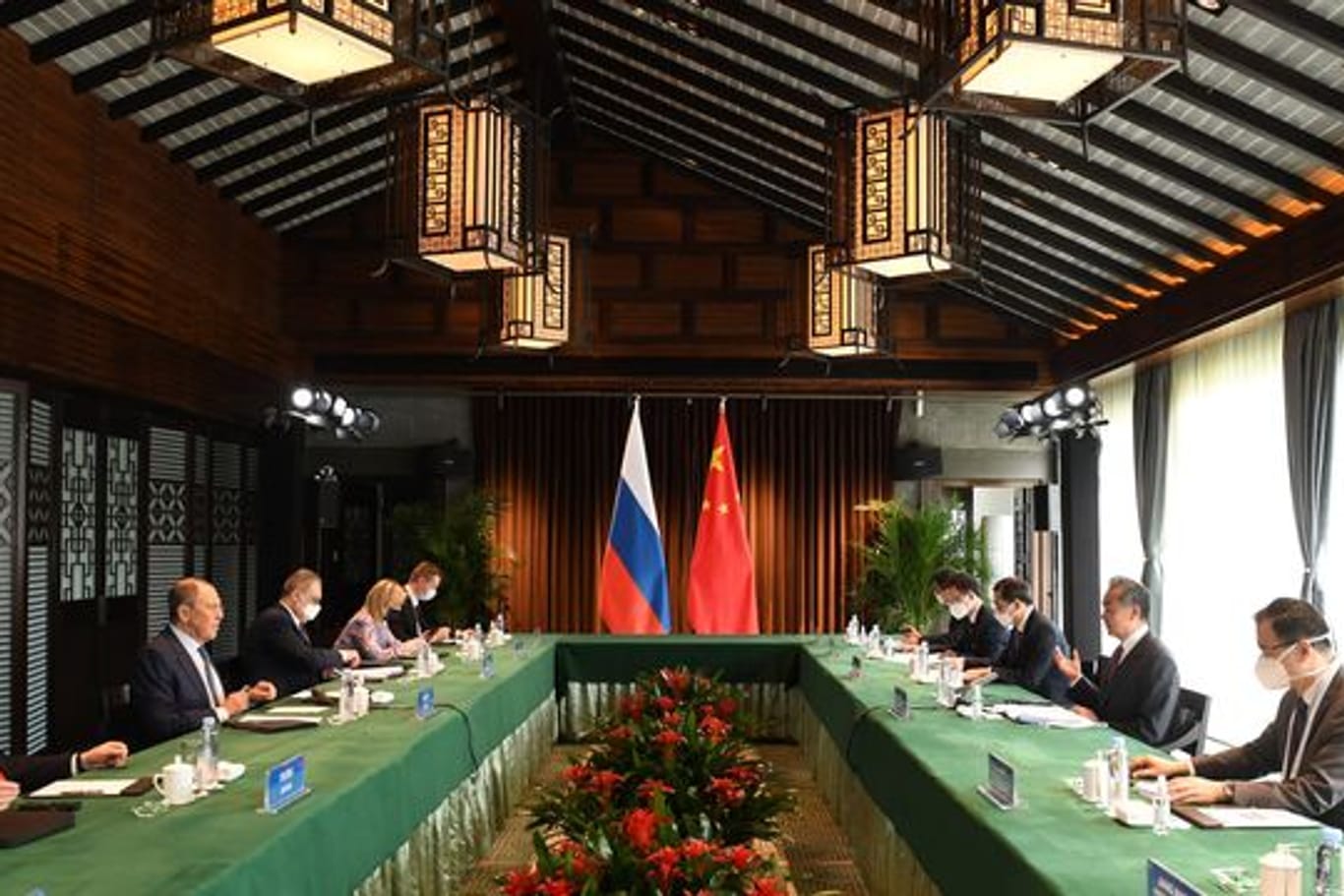 Bei einem Treffen in China vereinbarten der russische Außenminister Sergej Lawrow und sein chinesischer Kollege Wang Yi den Ausbau einer strategischen Partnerschaft in einer "schwierigen internationalen Situation".