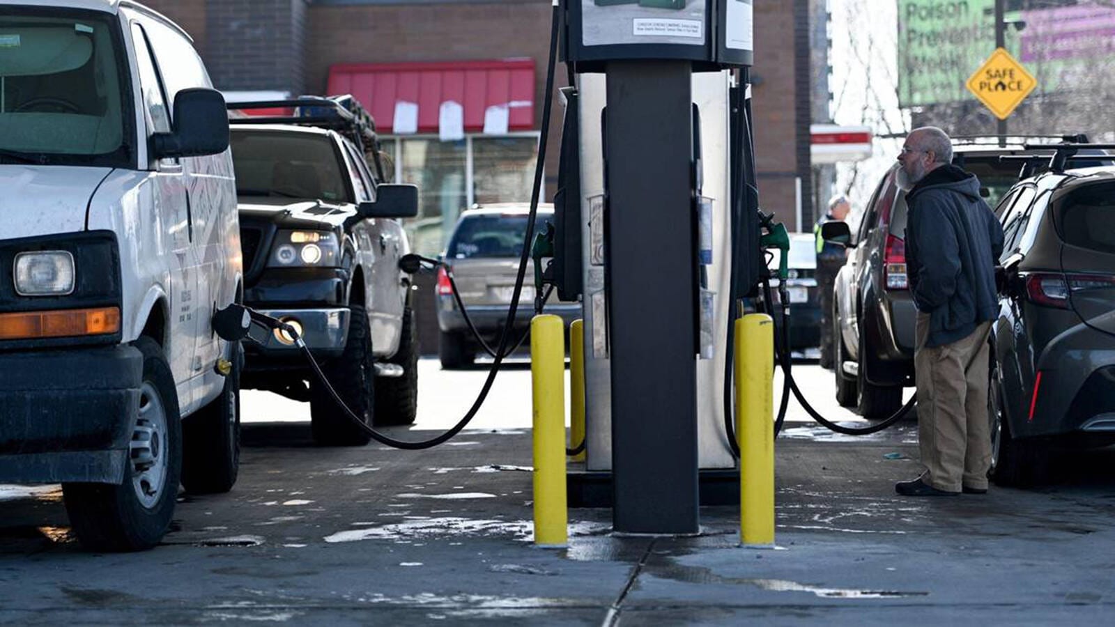 Tankstelle in den USA (Symbolbild): Nicht nur hierzulande ist Sprit wegen des Krieges teurer geworden.