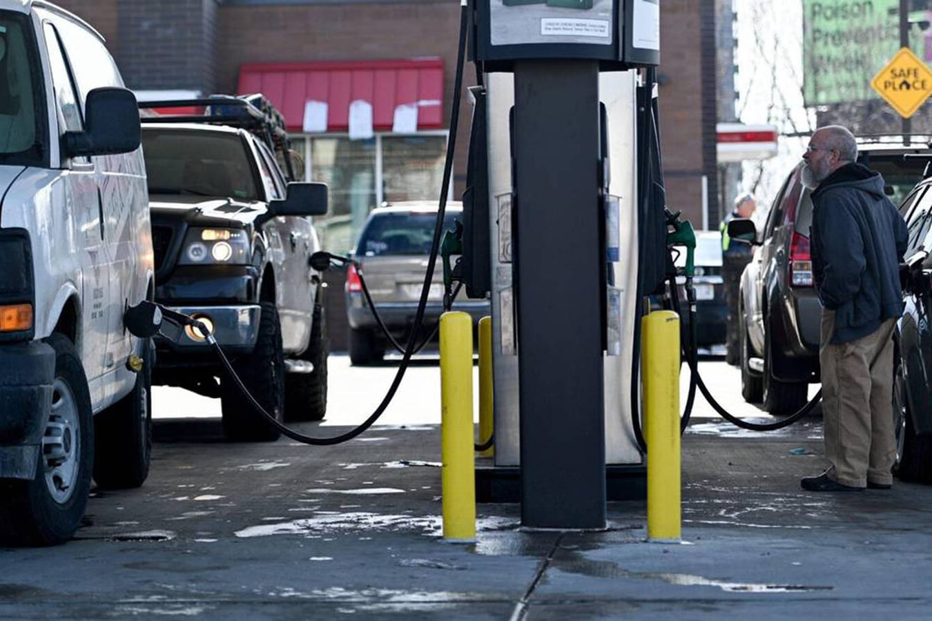 Tankstelle in den USA (Symbolbild): Nicht nur hierzulande ist Sprit wegen des Krieges teurer geworden. Tankstelle in den USA (Symbolbild): Nicht nur hierzulande ist Sprit wegen des Krieges teurer geworden.