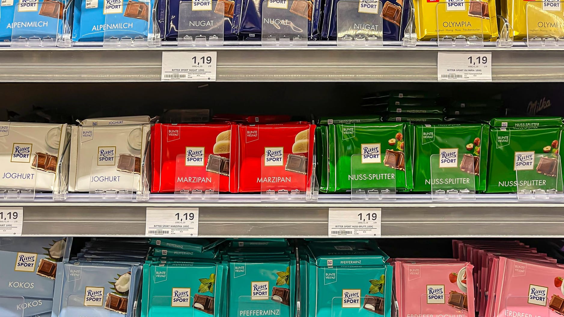 Tafeln von Ritter Sport (Symbolbild): Trotz russischer Invasion in der Ukraine hält das Unternehmen seine Geschäftsbeziehungen zu Russland aufrecht. Tafeln von Ritter Sport (Symbolbild): Trotz russischer Invasion in der Ukraine hält das Unternehmen seine Geschäftsbeziehungen zu Russland aufrecht.
