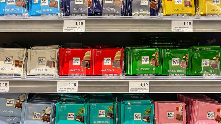 Tafeln von Ritter Sport (Symbolbild): Trotz russischer Invasion in der Ukraine hält das Unternehmen seine Geschäftsbeziehungen zu Russland aufrecht.