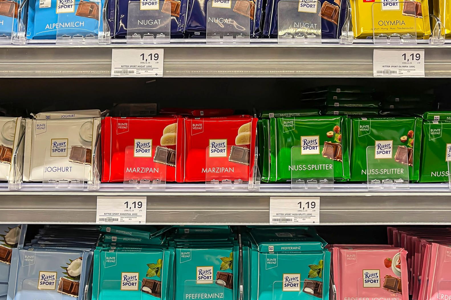 Tafeln von Ritter Sport (Symbolbild): Trotz russischer Invasion in der Ukraine hält das Unternehmen seine Geschäftsbeziehungen zu Russland aufrecht. Tafeln von Ritter Sport (Symbolbild): Trotz russischer Invasion in der Ukraine hält das Unternehmen seine Geschäftsbeziehungen zu Russland aufrecht.