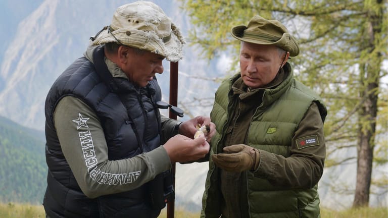 Schoigu und Putin in Sibirien im Oktober 2019: "Putin glaubt ihm und vertraut ihm."