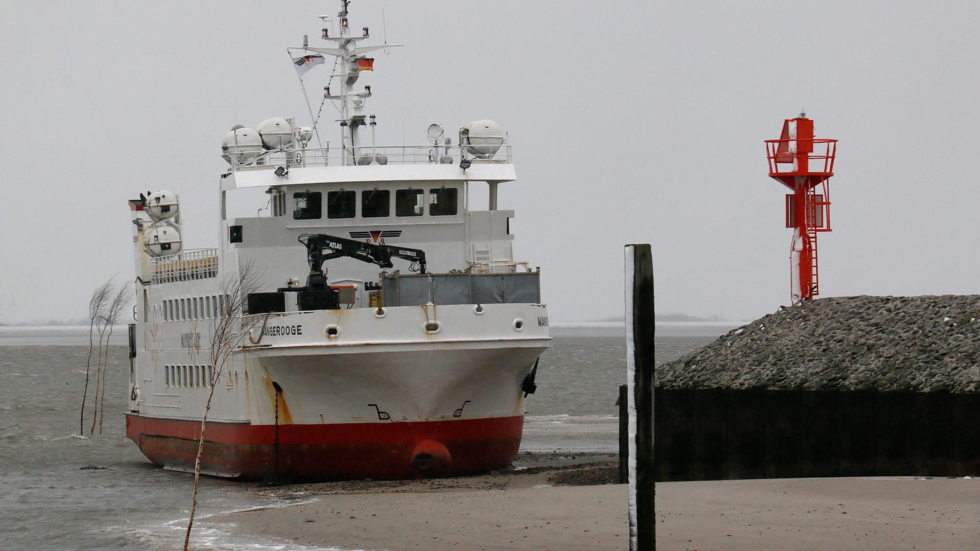 Festgefahrene Fähre: Das Schiff wird auch am Freitag vor Wangerooge den Schiffsverkehr einschränken. Festgefahrene Fähre: Das Schiff wird auch am Freitag vor Wangerooge den Schiffsverkehr einschränken.