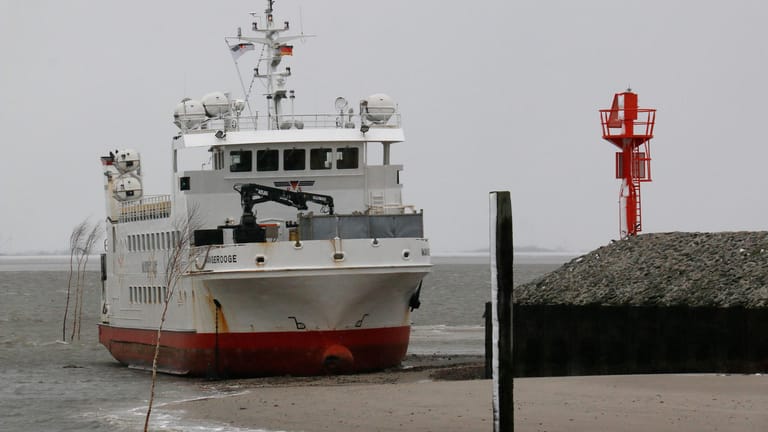 Festgefahrene Fähre: Das Schiff wird auch am Freitag vor Wangerooge den Schiffsverkehr einschränken.