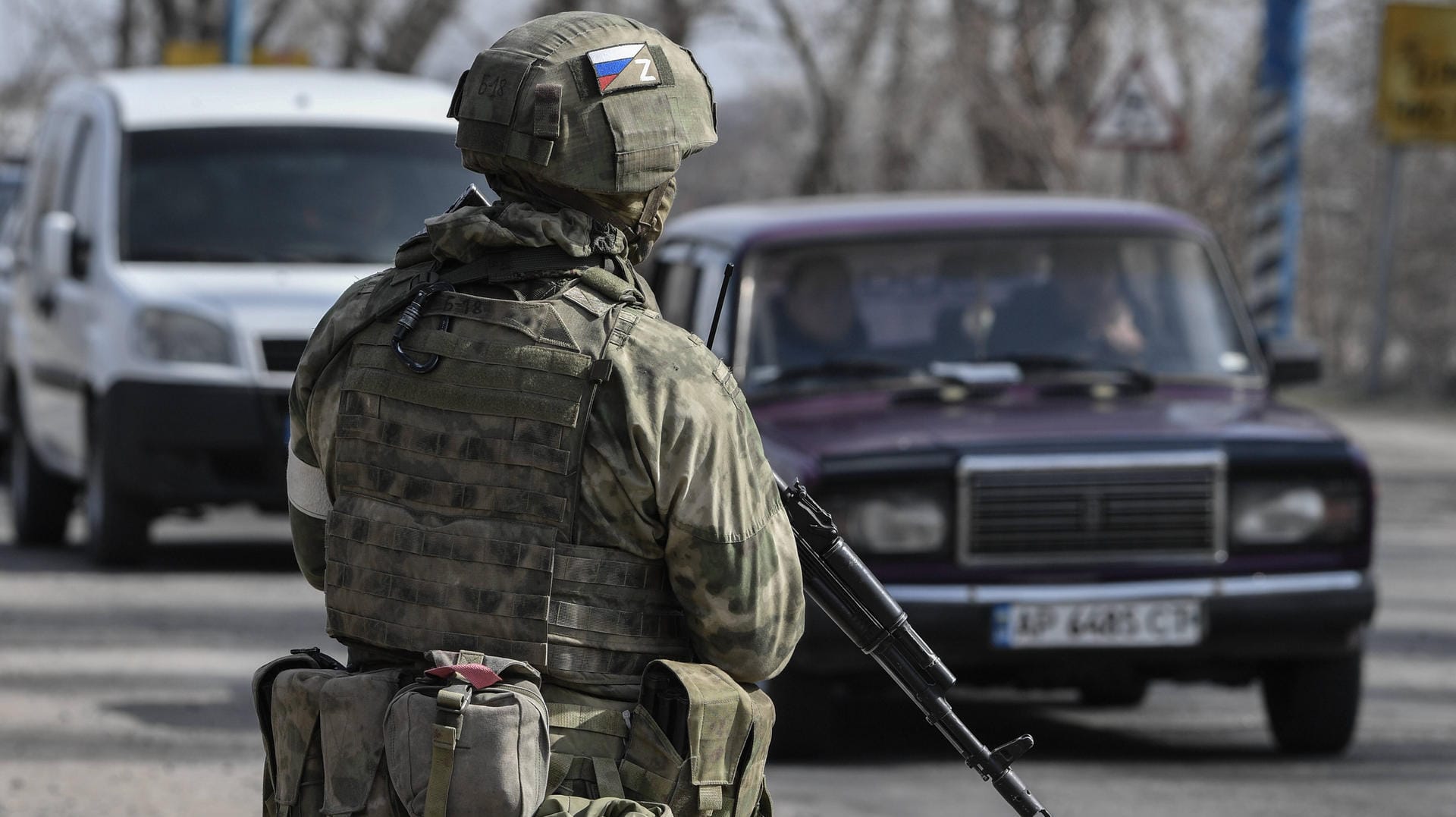 Russischer Soldat in Melitopol: Dieses Foto des staatlichen russischen Senders Sputnik soll russische Truppenpräsenz in der südukrainischen Stadt zeigen.