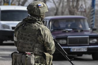 Russischer Soldat in Melitopol: Dieses Foto des staatlichen russischen Senders Sputnik soll russische Truppenpräsenz in der südukrainischen Stadt zeigen.