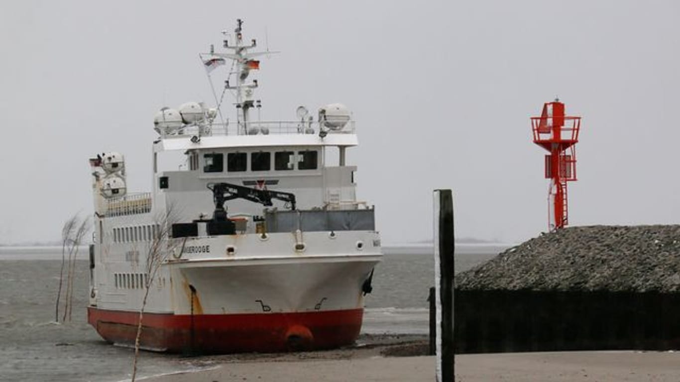 In der Hafeneinfahrt der Nordsee-Insel Wangerooge ist eine Fähre auf Grund gelaufen.