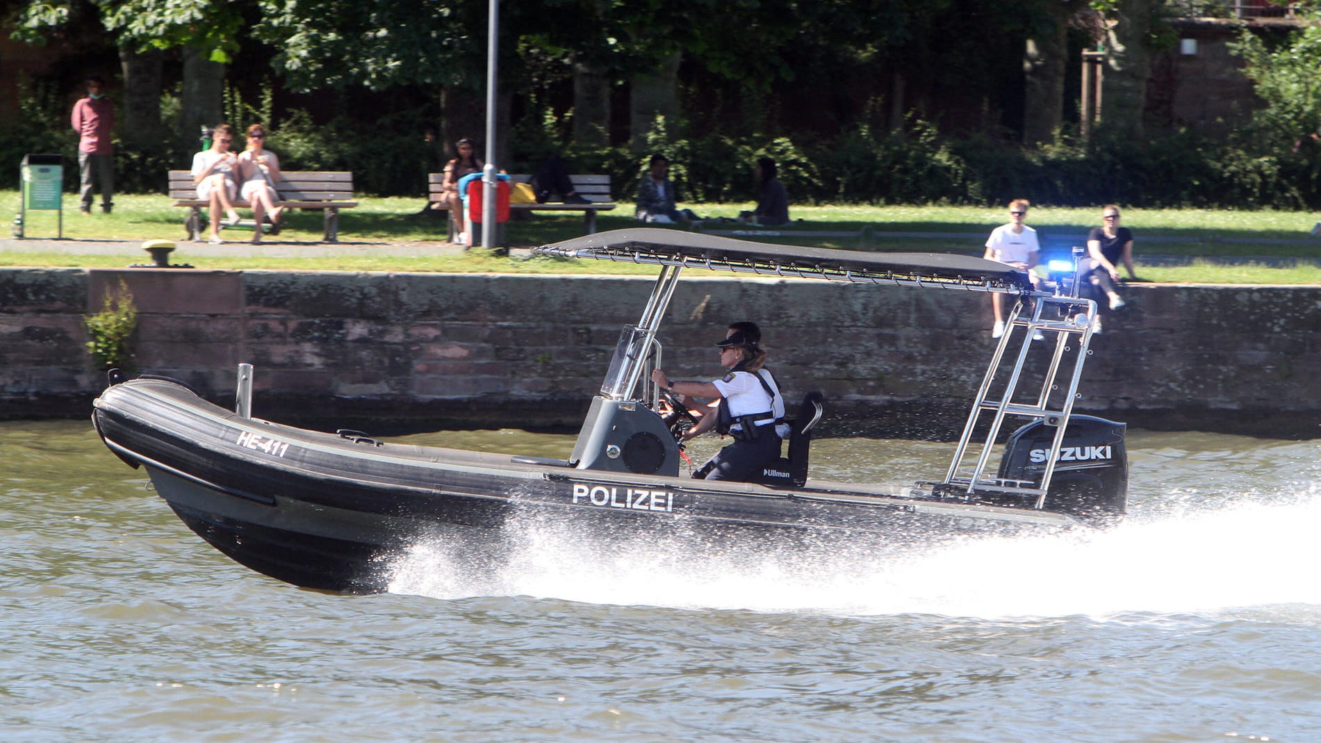 Ein Boot der Wasserschutzpolizei im Einsatz auf dem Main in Frankfurt (Archivbild): Die gerettete Frau kam ins Krankenhaus.