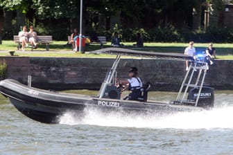 Ein Boot der Wasserschutzpolizei im Einsatz auf dem Main in Frankfurt (Archivbild): Die gerettete Frau kam ins Krankenhaus.