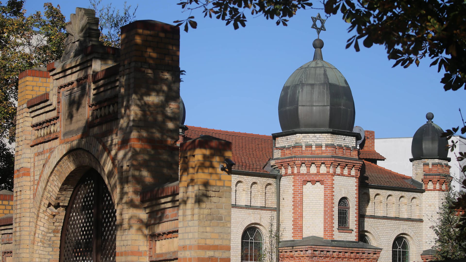 Synagoge in Halle: An Jom Kippur, dem höchsten jüdischen Feiertag, versuchte der Rechtsextremist Stephan Balliet in das Gebäude einzudringen. Synagoge in Halle: An Jom Kippur, dem höchsten jüdischen Feiertag, versuchte der Rechtsextremist Stephan Balliet in das Gebäude einzudringen.
