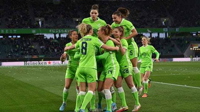 Die VfL-Spielerinnen feiern nach einem Tor gegen FC Arsenal.
