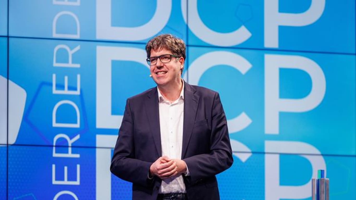 Michael Kellner ist bei der Verleihung des Deutschen Computerspielpreises 2022 als Laudator dabei.