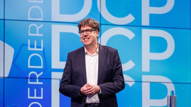 Michael Kellner ist bei der Verleihung des Deutschen Computerspielpreises 2022 als Laudator dabei. Michael Kellner ist bei der Verleihung des Deutschen Computerspielpreises 2022 als Laudator dabei.