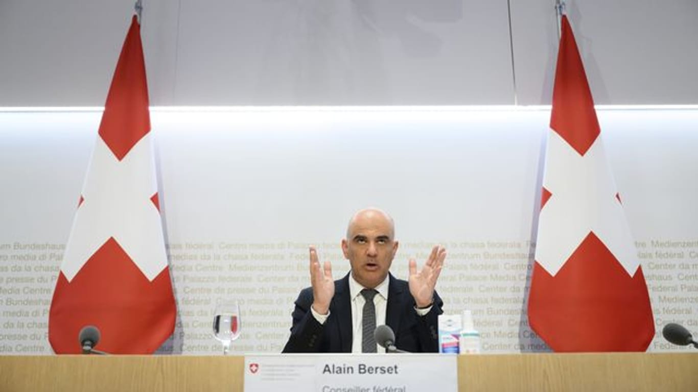 Der Schweizer Gesundheitsminister Alain Berset spricht über die neusten Entscheide des Bundesrates zur Corona-Pandemie.
