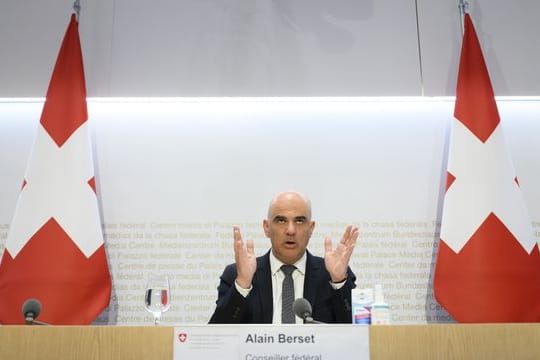 Der Schweizer Gesundheitsminister Alain Berset spricht über die neusten Entscheide des Bundesrates zur Corona-Pandemie.