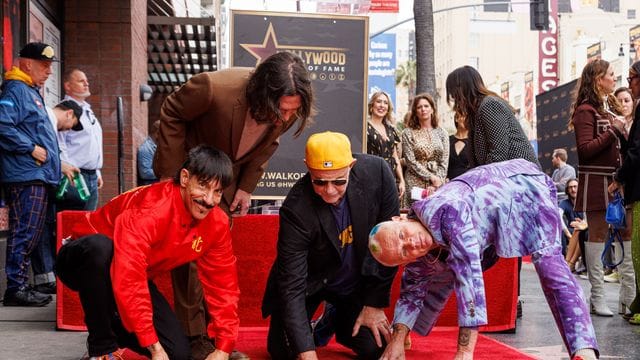 Anthony Kiedis (von links), Flea, John Frusciante und Chad Smith von den Red Hot Chili Peppers freuen sich über ihren Stern.