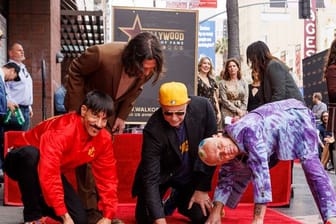 Anthony Kiedis (von links), Flea, John Frusciante und Chad Smith von den Red Hot Chili Peppers freuen sich über ihren Stern.