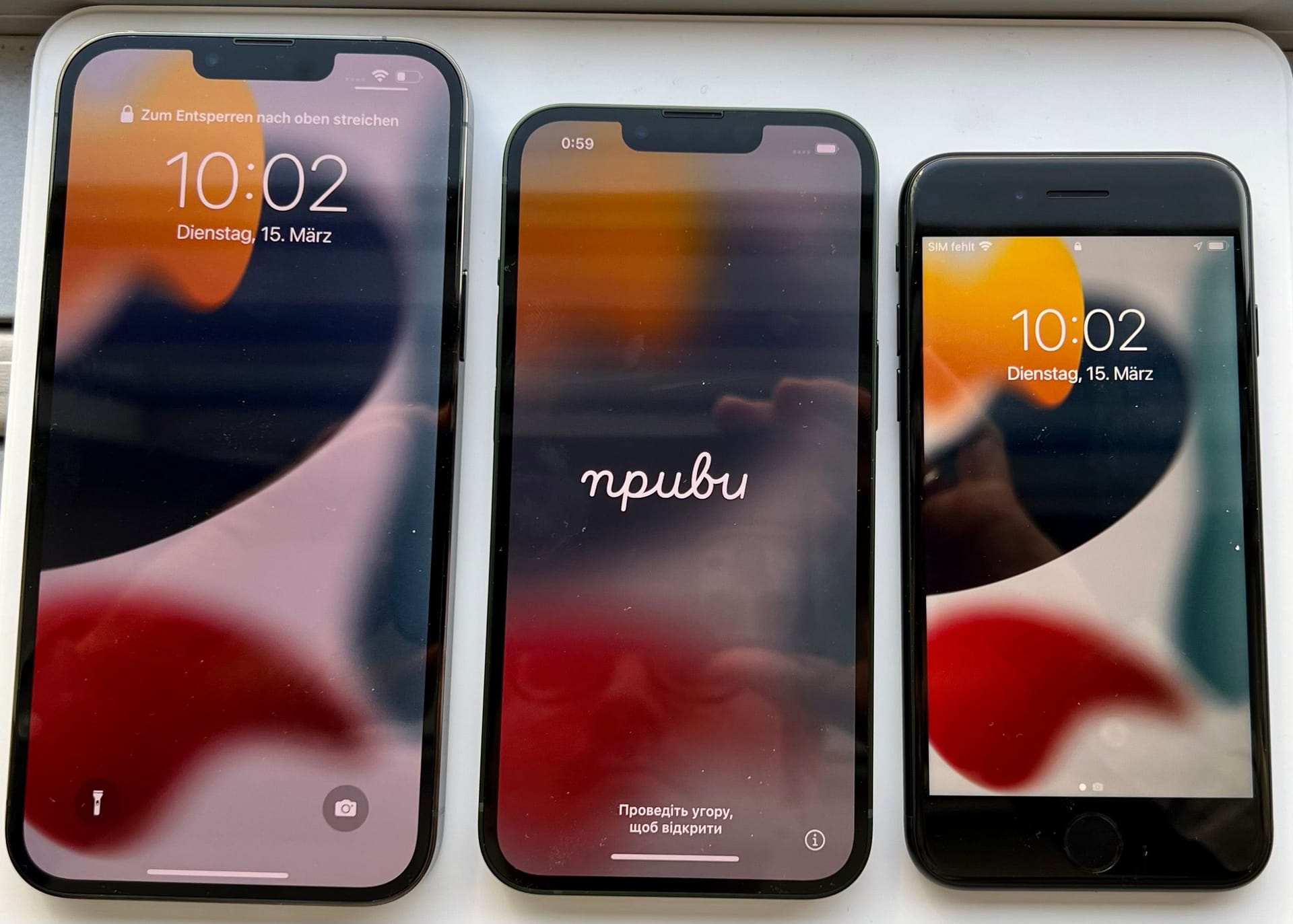 iPhone 13 Pro Max, iPhone 13 und iPhone SE – die Unterschiede in der Displaygröße sind deutlich.