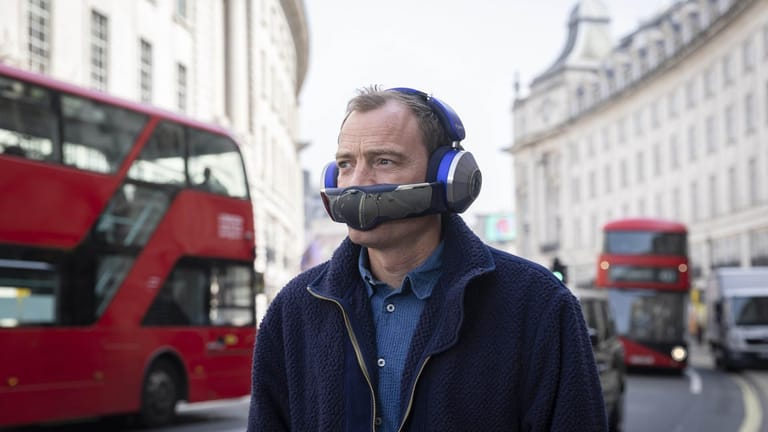 Dyson Zone im Stadtverkehr: Die Kopfhörer filtern Schmutzpartikel aus der Luft.