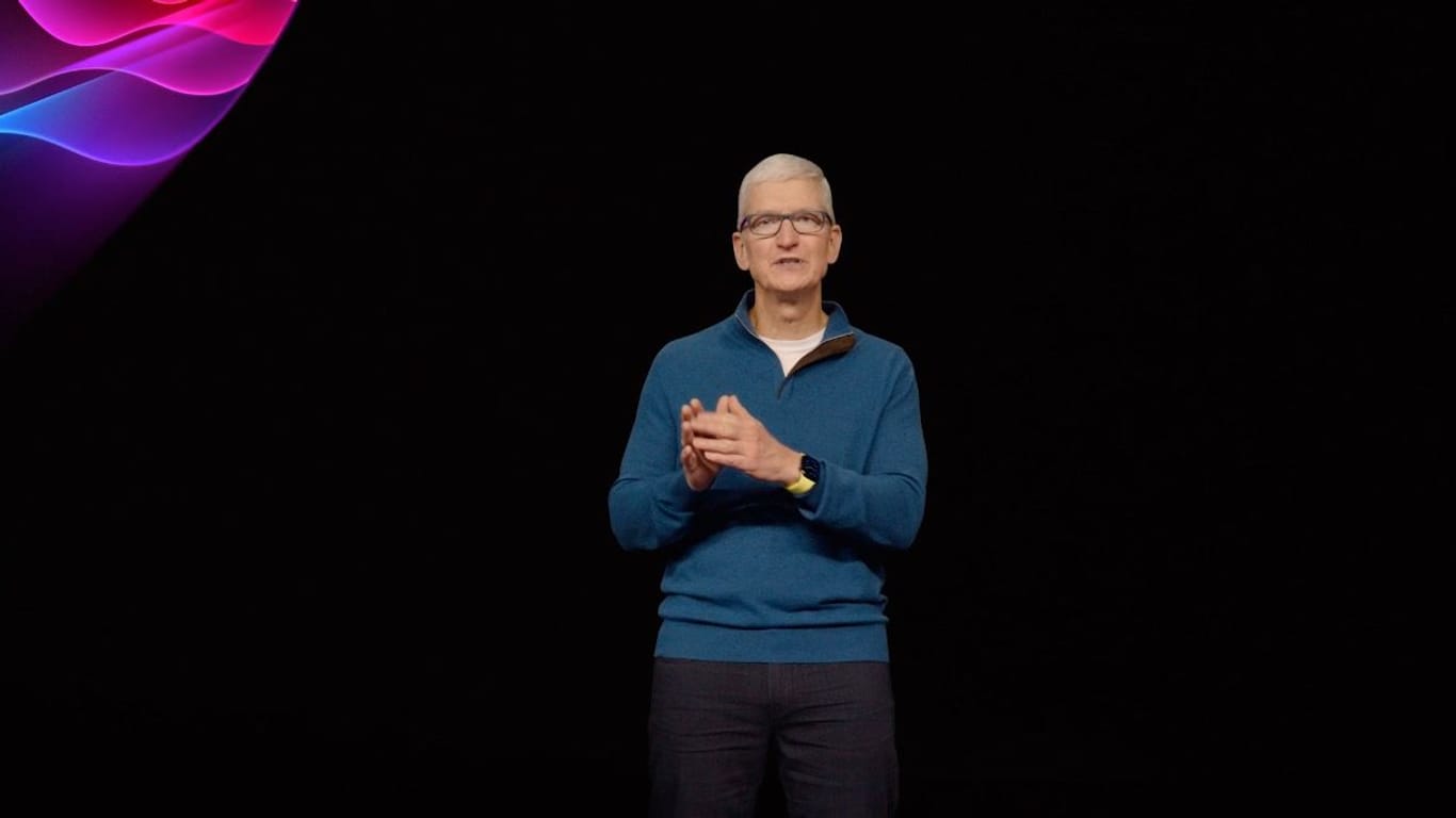 Apple-CEO Tim Cook hat die Bühne betreten.