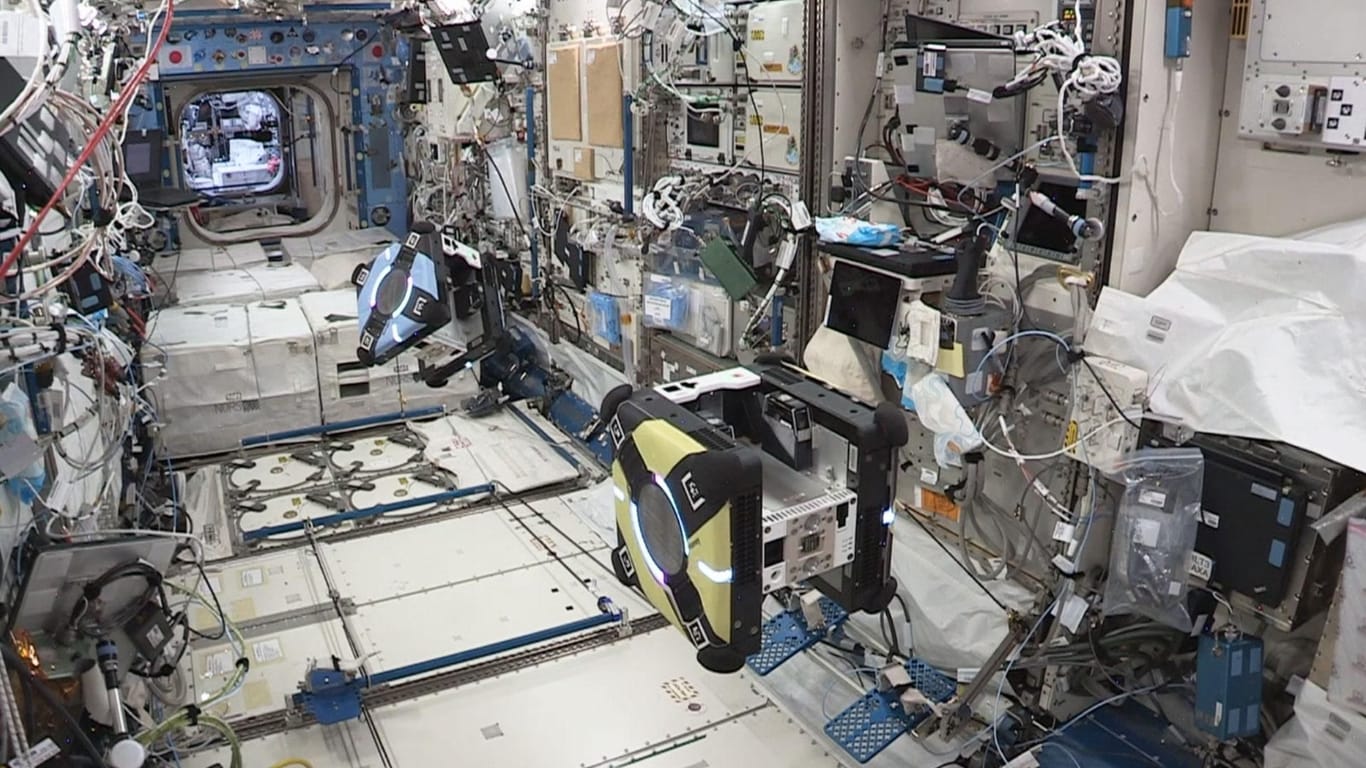Zwei Miniroboter auf der ISS: Die Roboter simulieren eine Szenario, bei dem Weltraumschrott eingefangen wird.