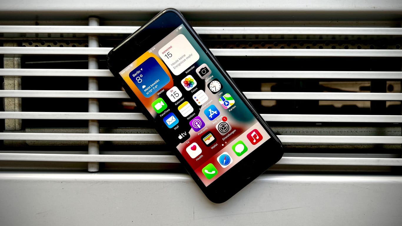 Das iPhone SE 2022: Es sieht aus wie ein knapp fünf Jahre altes Telefon – ist aber schneller als doppelt so teure Topgeräte mit Android.