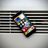 Das iPhone SE 2022: Es sieht aus wie ein knapp fünf Jahre altes Telefon – ist aber schneller als doppelt so teure Topgeräte mit Android.
