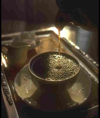 Die edle Zubereitung mit frisch gemahlenem Kaffeepulver erfolgt erst beim Konsumenten.