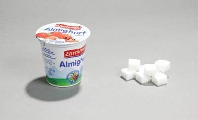 Mit 150 Gramm Fruchtjoghurt handeln Sie sich ungefähr acht Würfel Zucker ein.