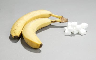 Eine Banane schlägt mit rund elf Stück Zucker zu Buche, wenn der Fruchtzucker in Würfel umgerechnet wird.
