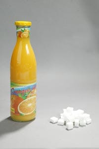 Nicht so gesund wie viele glauben: Der Fruchtzucker in einem dreiviertel Liter Orangensaft entspricht umgerechnet ungefähr 25 Stück Zucker.