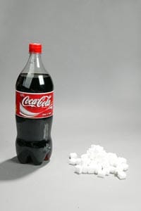 Wenn Sie anderthalb Liter Cola trinken, landen ungefähr 56 Stück Zucker im Bauch.
