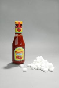 In einer Flasche mit 560 Gramm Ketchup stecken 62 Zuckerwürfel.