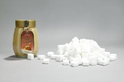 Ein Glas Honig mit 500 Gramm entspricht umgerechnet rund 133 Zuckerstückchen.