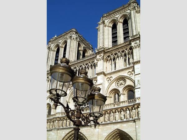 Eine historische Straßenlaterne vor der Kirche Notre Dame in Paris.