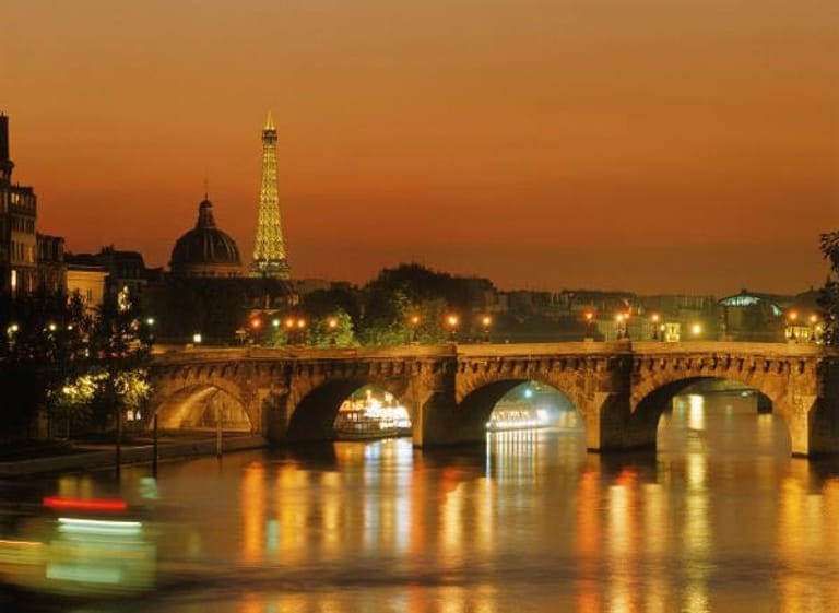 Abendlicher Blick über die Pont Neuf, die Seine bis zum Pariser Eiffelturm.