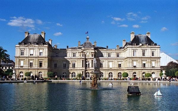 Das Palais du Luxembourg im Jardin du Luxembourg in Paris, Sitz des französischen Senats.