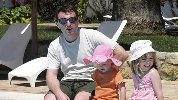 August 2007: Leichenspürhunde schlagen im Ferienkomplex der McCanns in Praia da Luz an. Die Spur gehört jedoch vermutlich nicht zu Maddie. Die Polizei vermutet dennoch, dass sie in der Nähe der Wohnung gestorben sei.