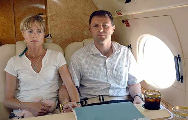 September 2007: Die portugiesische Polizei stuft Kate und Gerry McCann als Verdächtige ein. Sie geht davon aus, dass es zu einem "Unglücksfall" gekommen sei und die Eltern die Leiche ihres Kindes entsorgt haben.