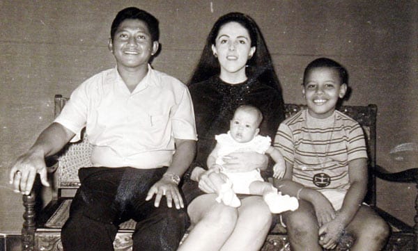 Seine Mutter lernt den Indonesier Lolo Soetoro kennen, mit dem sie und Barack 1967 nach Jakarta in Indonesien ziehen. Dort verbringt der zukünftige US-Präsident vier Jahre seiner Kindheit. In Indonesien wird auch seine Halbschwester Maya geboren - neben ihr hat Barack noch sechs Halbbrüder väterlicherseits.