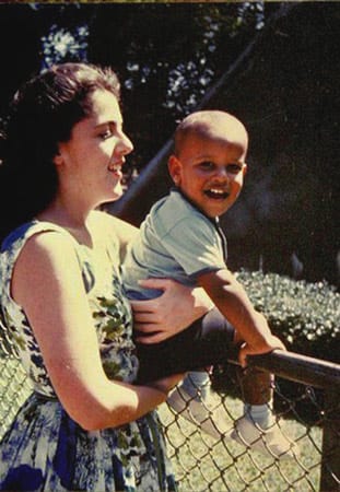 Alles beginnt auf Hawaii: Barack Obamas spätere Mutter Ann Dunham ist mit ihren Eltern aus Kansas in den jungen Bundesstaat gezogen und studiert dort an der Universität.