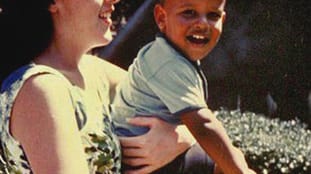 Alles beginnt auf Hawaii: Barack Obamas spätere Mutter Ann Dunham ist mit ihren Eltern aus Kansas in den jungen Bundesstaat gezogen und studiert dort an der Universität.