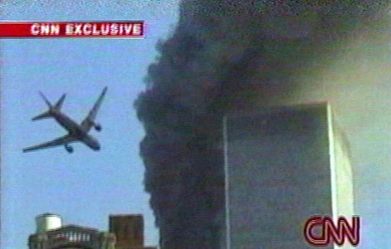 Es war kurz nach neun Uhr. Viele New Yorker waren auf dem Weg zur Arbeit. Nachdem der nördliche Turm des World Trade Centers bereits in Flammen stand, steuerte ein zweiter Jet auf den Südturm zu.
