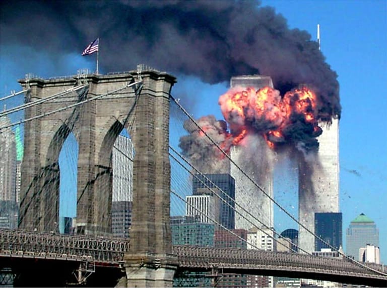 Über New York war ein riesiger Feuerball zu sehen. Zu Beginn war unklar, ob es sich um Unfälle handelt oder gezielte Attacken. Der damalige US-Präsident George W. Bush sprach von einer nationalen Tragödie.