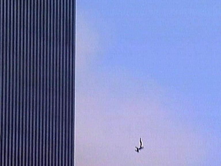 Verzweifelte Menschen, die keine andere Fluchtmöglichkeit mehr sahen, stürzten sich aus den Fenstern des World Trade Centers.